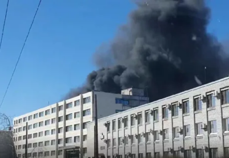 Петербургский завод заволокло дымом: в промзоне горел мусор — фото 1