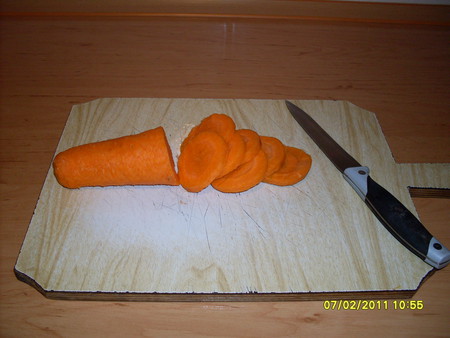 Морковь нарежьте кружочками