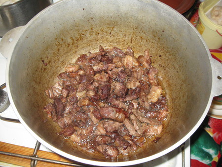 Мясо в стадии поджаривания.