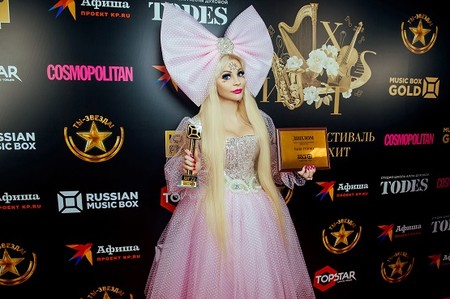 Певица Таня Тузова получила премию Золотой Хит, как обладательница «Самого яркого образа в шоу бизнесе» — фото 1