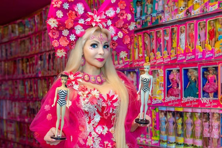 Певица Таня Тузова собрала коллекцию из 11000 кукол Barbie — фото 1