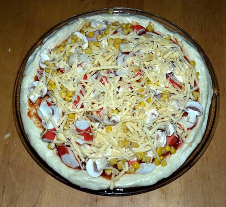 Домашняя пицца с ветчиной, крабовыми палочками, кукурузой и грибами — фото 12