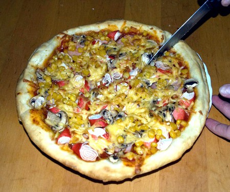 Домашняя пицца с ветчиной, крабовыми палочками, кукурузой и грибами — фото 14