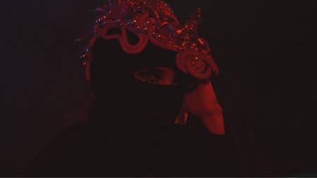 Таинственная HEZE выпустила дебютный клип «В ТЕМНОТЕ» — фото 1