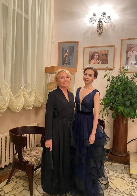 Ирина Туманова исполнила романс «Две розы», восхитив зрителей и жюри «Романсиады» &mdash; фото 1