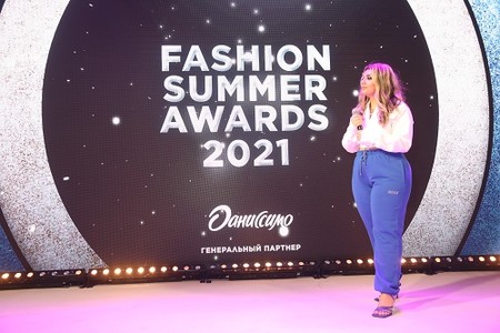 Нелли Армани отказалась петь под плюс на премии Fashion Summer Award 2021 и остановила выступление — фото 1