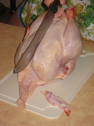 Чтобы снять кожу с курицы — делаю  разрез по всей длине курицы со стороны грудки.