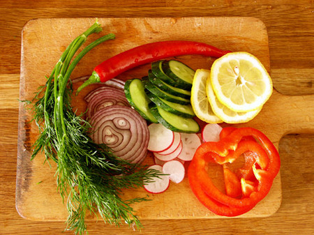 Окрошка в блюде из свежих овощей — фото 3