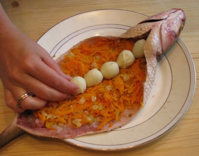 Рыба, фаршированная морковью и перепелиными яйцами — фото 3