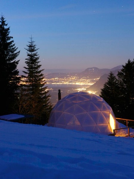 В вечернее время домик-купол выглядит очень романтично
