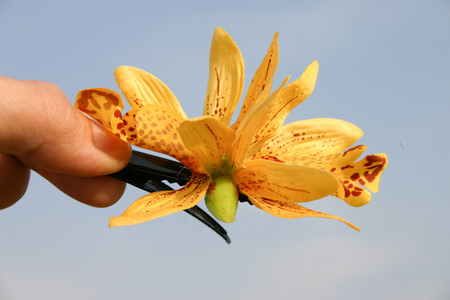 Зажим-цветок подойдет к воздушным и легким нарядам