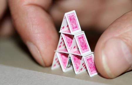 Домик из самых маленьких игральных карт в мире