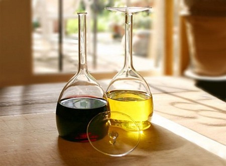 Перевернутые бокалы для вина. Oil & Vinegar Set