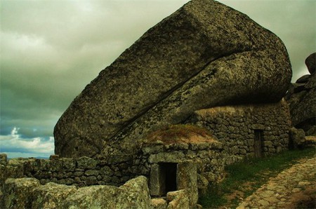 Дома из камня, под камнем и вокруг камня. Удивительная деревня Монсанто — фото 15