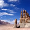 Громадная рука в пустыне Атакама