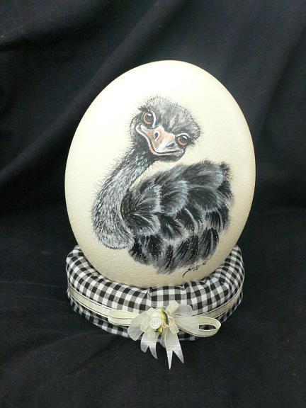 Портрет страуса на страусином же яйце