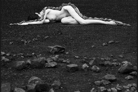 Культ женского тела в серии ландшафтных снимков Томаса Ракера — фото 13