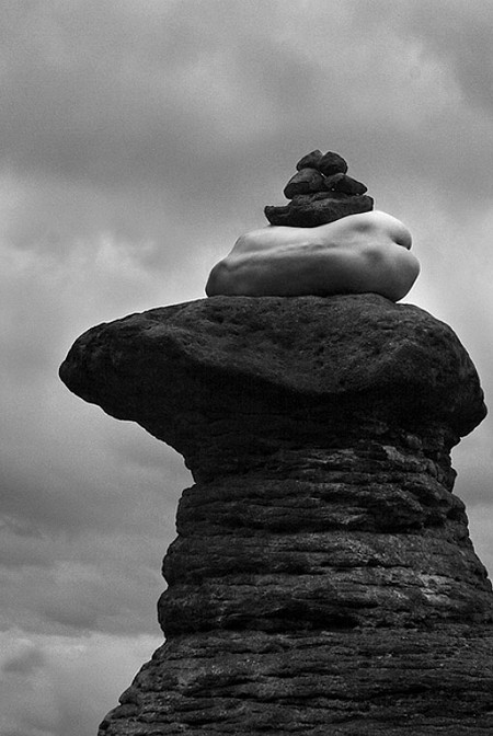 Культ женского тела в серии ландшафтных снимков Томаса Ракера — фото 4