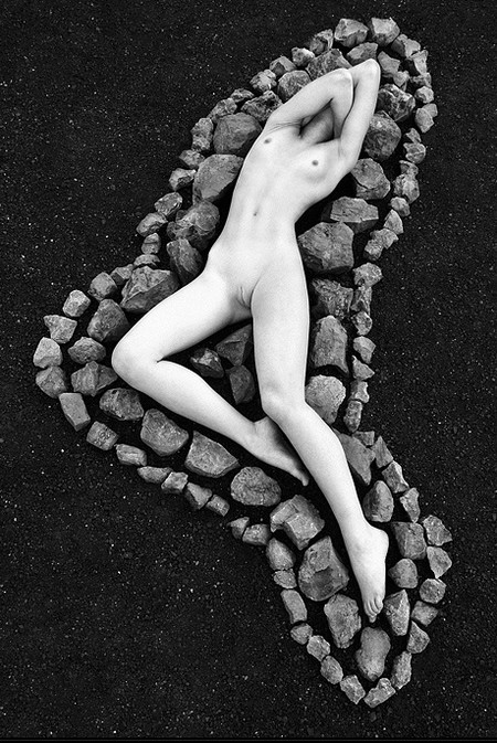 Культ женского тела в серии ландшафтных снимков Томаса Ракера — фото 14