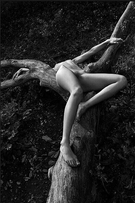 Культ женского тела в серии ландшафтных снимков Томаса Ракера — фото 7