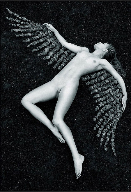 Культ женского тела в серии ландшафтных снимков Томаса Ракера — фото 2