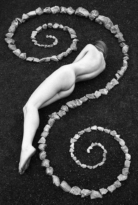 Культ женского тела в серии ландшафтных снимков Томаса Ракера — фото 15