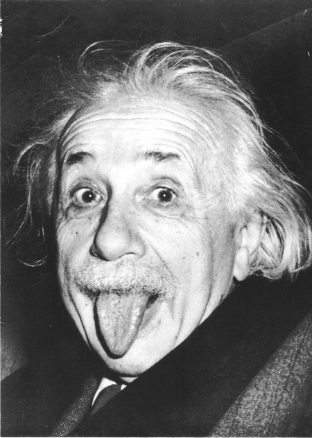 Если Альберт Энштейн открыл для нас теорию относительности, то его фотография с высунутым языком открыла для нас этого удивительного человека, а с ним вместе и всех других выдающихся ученых абсолютно с иной стороны, показав нам, что они -такие же люди!<br />
Корреспонденты так сильно утомили 72- летнего Энштейна, что на их очередную просьбу жизнерадостно улыбнуться ученый на радость простых зевак и на удивление журналистов показал язык.<br />
Благодаря этому снимку современники знают А. Энштейна не только как величайшего физика, но также, как и большого оригинала.