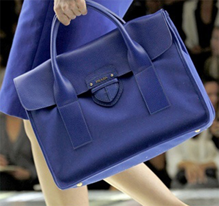 Синяя сумочка  "PRADA" коллекции весна-лето 2011 — фото 2