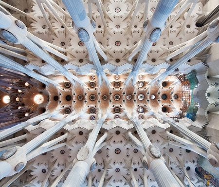  La Sagrada Familia (вид снизу)