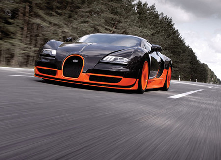 Bugatti Veyron SuperSport — очень быстр.