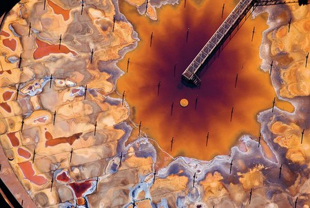 Разлив нефти при ее добыче из нефтеносных песков, Канада, 2009 год.
