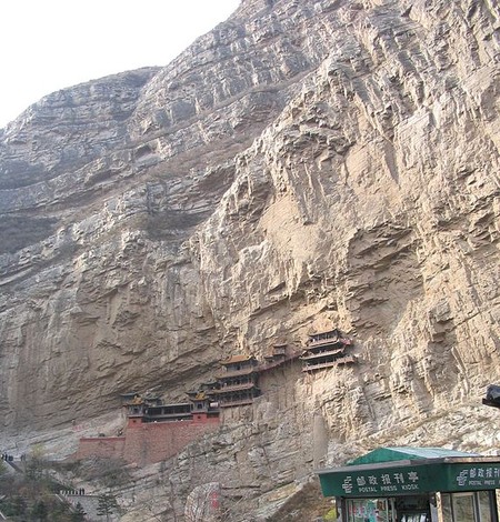 Храм "встроен" в скалу на высоте 75 метров от подножия