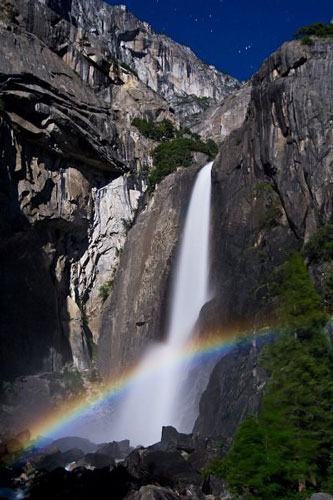 Лунная радуга в Йосемитском национальном парке, богатом водопадами