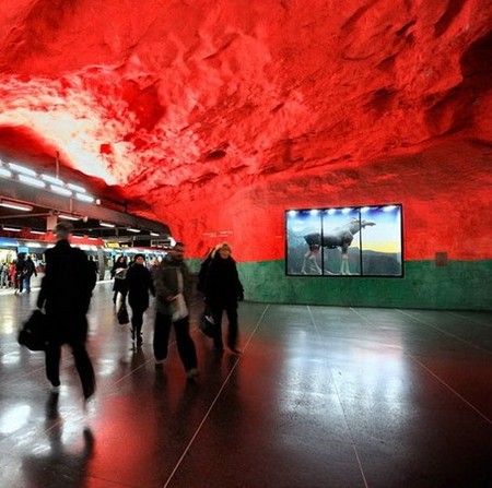 Красный, даже алый потолок создает впечатление путешествия по кровеносной системе )))
