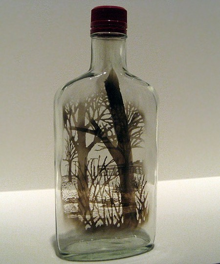 Пейзаж внутри бутылки — нарисован свечной копотью