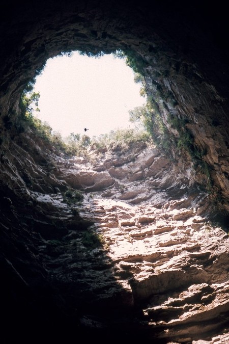 Малюсенькая точка вверху — это один из экстремалов, спускающийся на дно пещеры