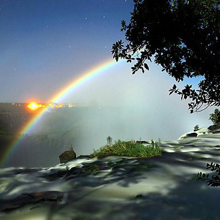 Лунная радуга у водопада Виктория со стороны Замбии