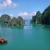 Бухта Халонг во Вьетнаме – острова, изумрудная вода и дракон
