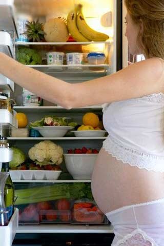 не столько хочется есть будущей маме, сколько просит кушать прежде всего ребёнок