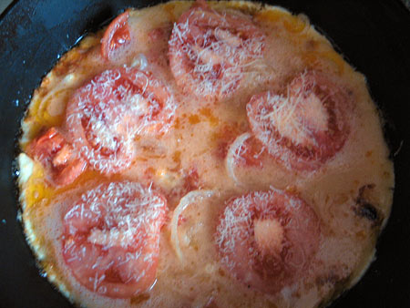 Яйка, яйка. Омлет с томатами, обжаренными кольцами лука и тертым сыром — фото 15