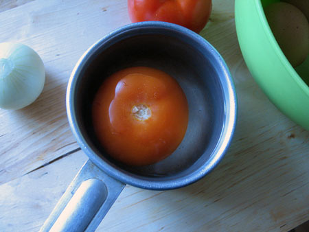 Яйка, яйка. Омлет с томатами, обжаренными кольцами лука и тертым сыром — фото 3