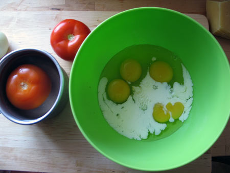 Яйка, яйка. Омлет с томатами, обжаренными кольцами лука и тертым сыром — фото 4