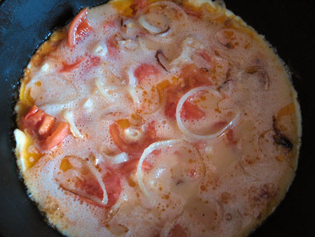 Яйка, яйка. Омлет с томатами, обжаренными кольцами лука и тертым сыром — фото 13