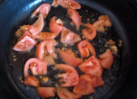 Яйка, яйка. Омлет с томатами, обжаренными кольцами лука и тертым сыром — фото 11