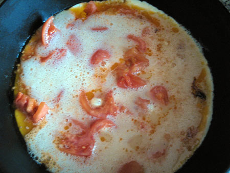 Яйка, яйка. Омлет с томатами, обжаренными кольцами лука и тертым сыром — фото 12