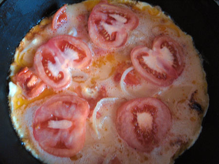 Яйка, яйка. Омлет с томатами, обжаренными кольцами лука и тертым сыром — фото 14