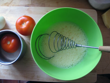 Яйка, яйка. Омлет с томатами, обжаренными кольцами лука и тертым сыром — фото 5