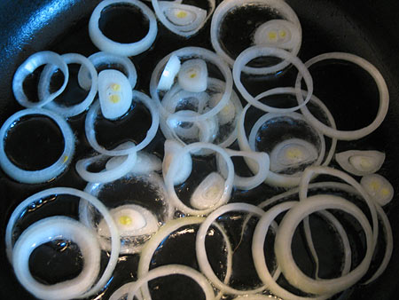 Яйка, яйка. Омлет с томатами, обжаренными кольцами лука и тертым сыром — фото 9