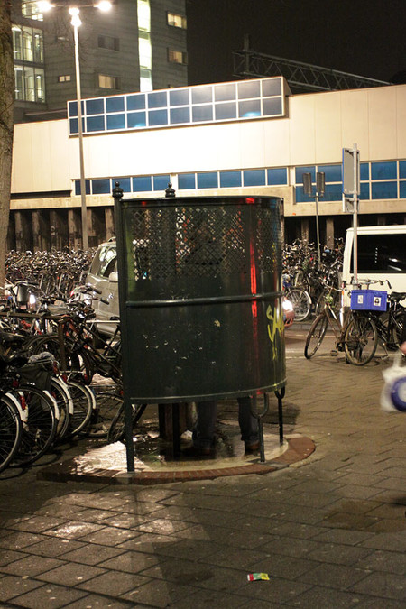 А это чудо-туалет чисто по-амстердамски, просто стоишь и изливаешься на землю