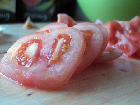 Яйка, яйка. Омлет с томатами, обжаренными кольцами лука и тертым сыром — фото 8